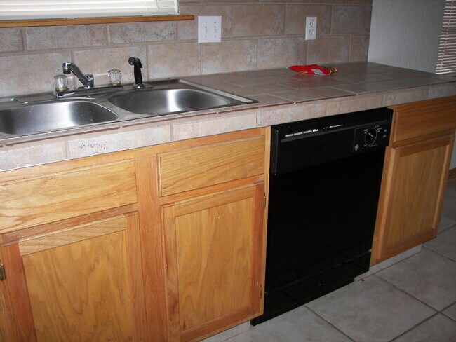 Building Photo - Adorable! You'll Love All the Oak!