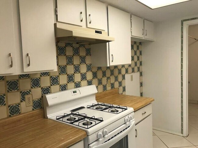 Building Photo - $500 OFF FIRST MONTH RENT IF MOVE IN BY 8/...