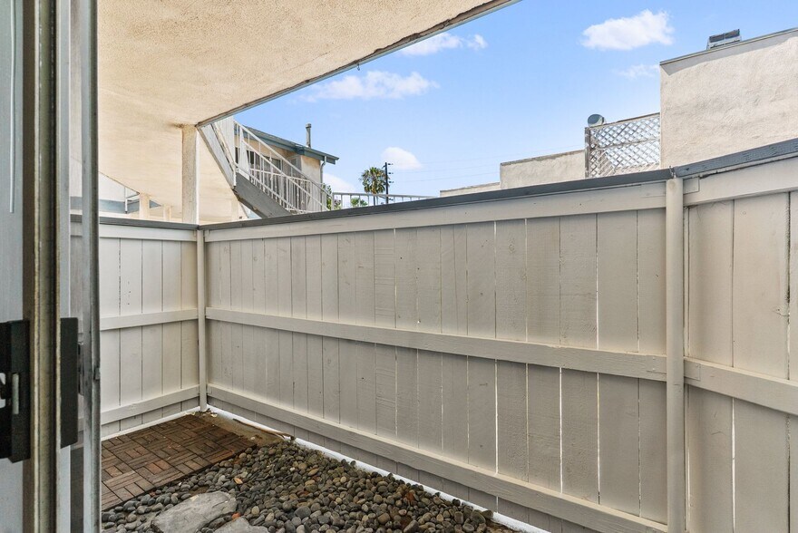 Building Photo - 1075 Loma Ave