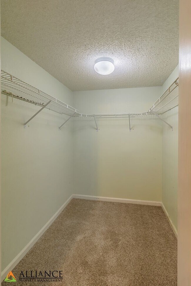 Building Photo - Spacious Rooms & Newer Carpet ~ Close to Downtown