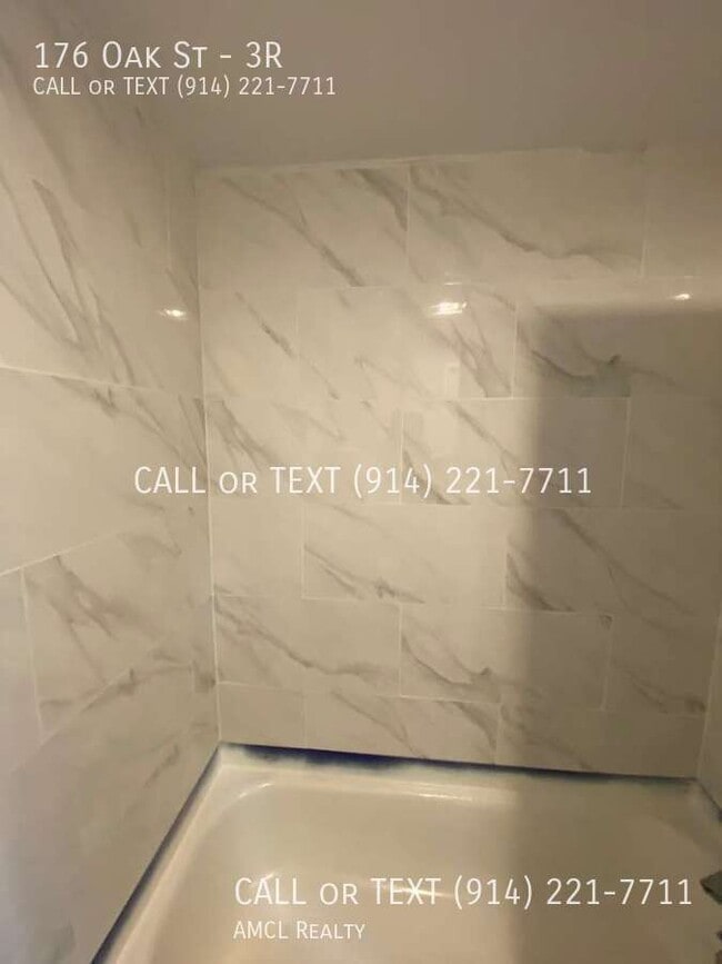 Building Photo - 176 Oak St