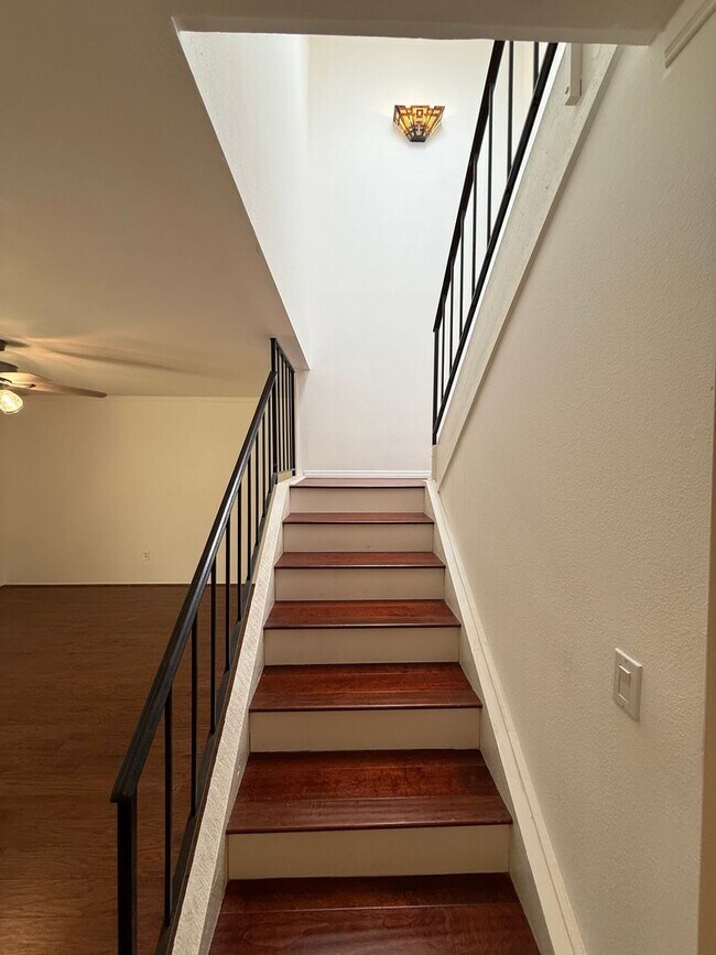 Building Photo - 2 bedroom 2.5 bath condo for rent