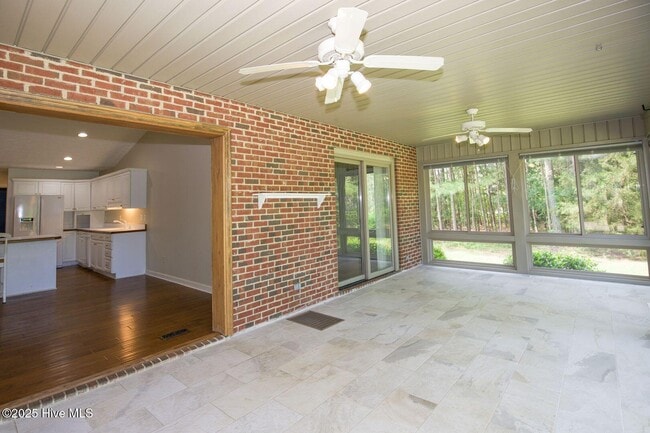 Building Photo - 1205 Greenbriar Dr