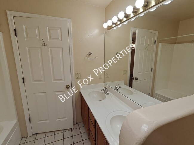 Building Photo - 9097 N Jessy Ln