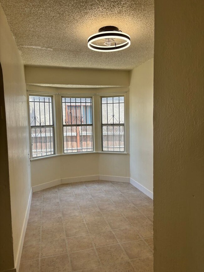 Building Photo - 1122 1/2-1122 1/2 W 85th St