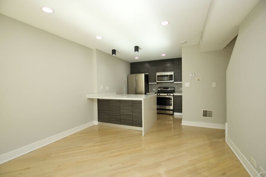 Building Photo - 843 W Grace St