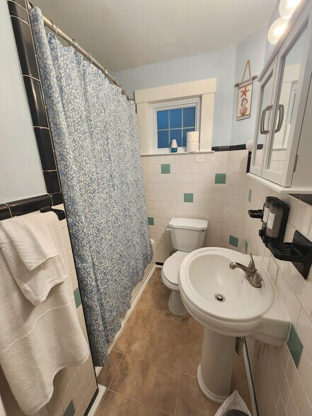 Main Bathroom - 200 N Fourth St