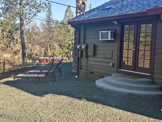 Building Photo - Calm Surrounds This Beautiful Cabin Home