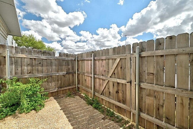 Building Photo - 2206 Mission Hill Dr