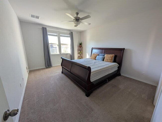 Building Photo - 6601 Folsom Ave