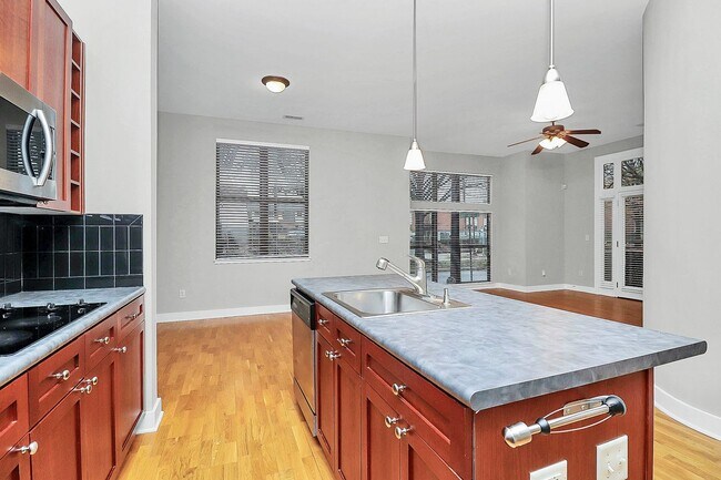 Building Photo - Uptown Living!