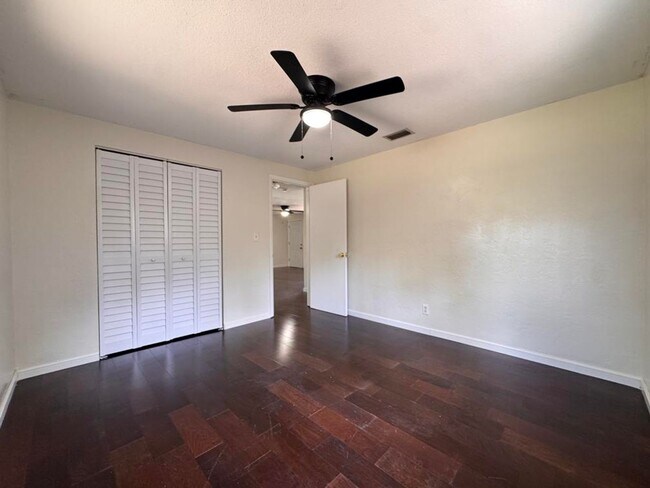 Building Photo - Updated 2 bedroom in South Daytona