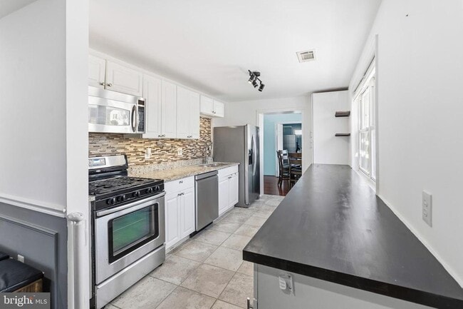 Building Photo - 4016 Hirst Dr