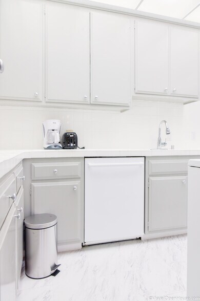 Building Photo - 9912 Robbins Dr