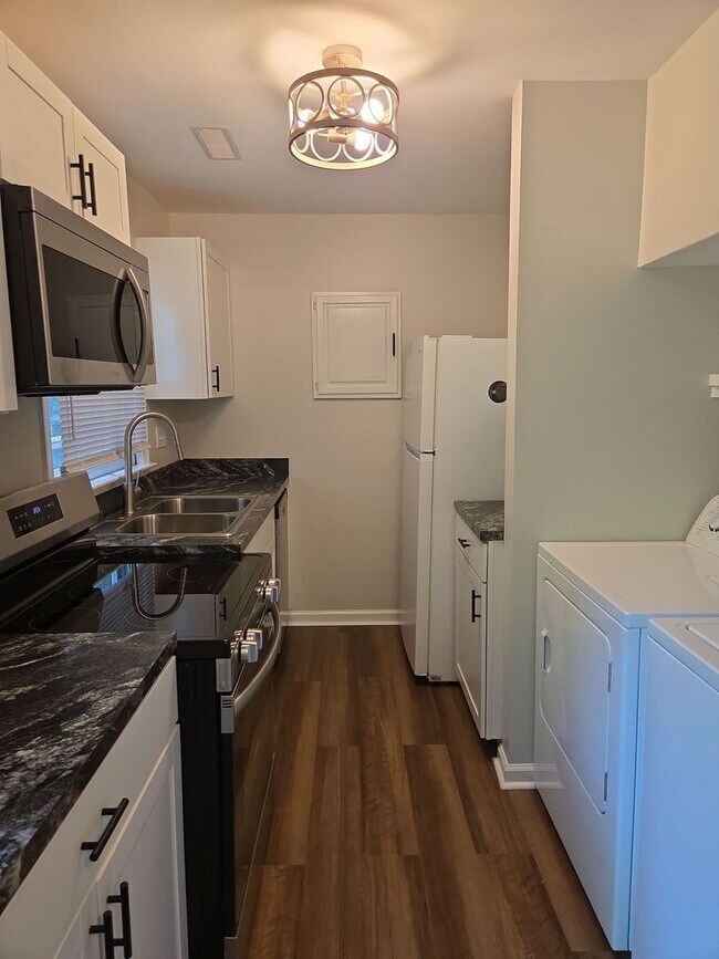 Building Photo - 2BD/1.5 BA Townhome - Available July 31st Recently Renovated