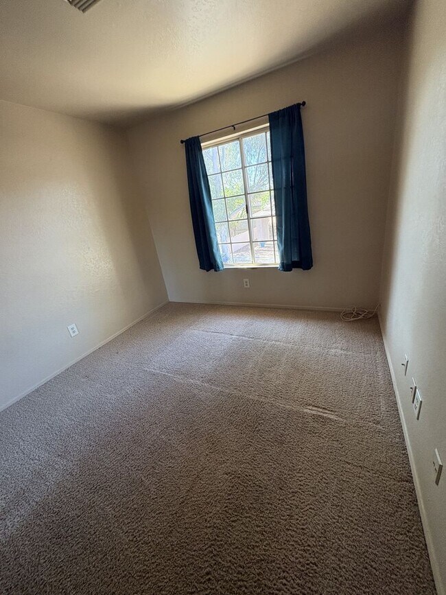 Building Photo - Eastside 4-bedroom 2.5-bathroom home with community pool