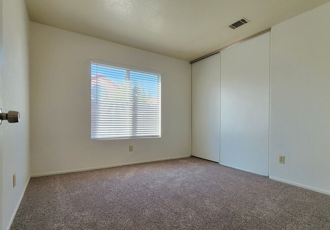 Building Photo - Spacious 4 Bedroom, 2 Bath, Single-Story H...
