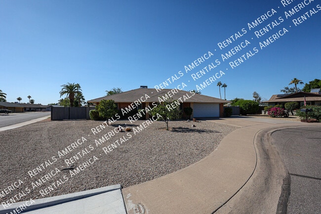 Building Photo - 710 W Alamo Dr