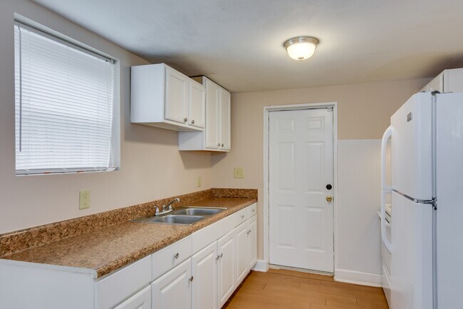 Building Photo - 2208 Bungalow Rd