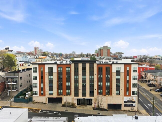 Building Photo - 649 38th St