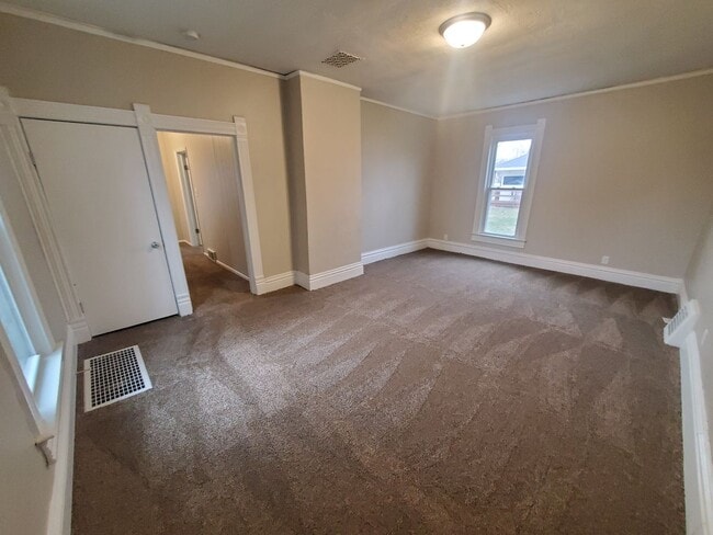 Building Photo - 4 Bedroom, 1 Bathroom home just South of Downtown!