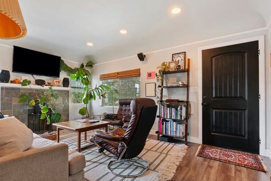 Building Photo - 703 N Ave 54