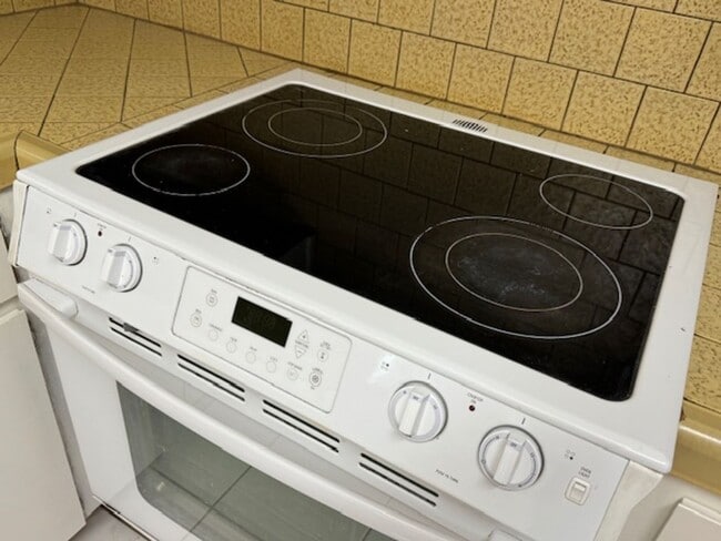 Building Photo - 3 Bedroom, 2 bath home with indoor laundry...