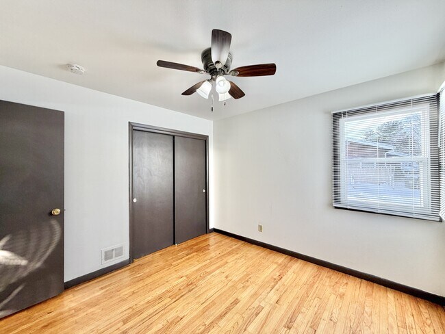 Building Photo - 2113 Lake Point Dr