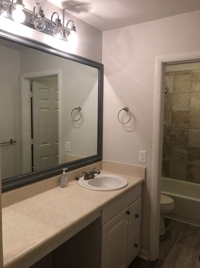 Building Photo - 2 bed/1.5 Bath Condo in Green Hills, Commu...