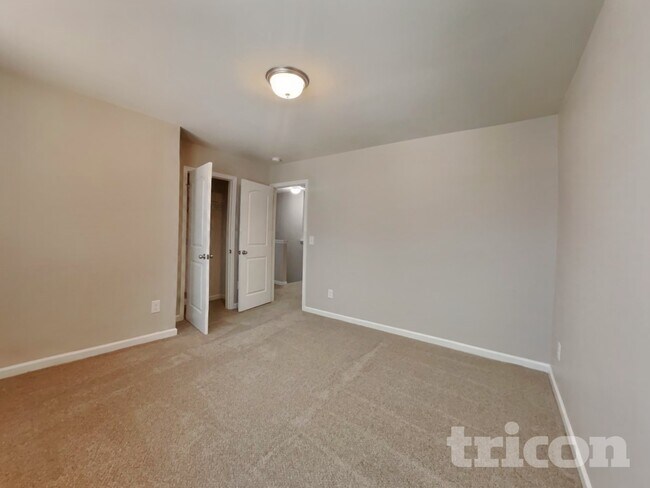 Building Photo - 572 Lakerun Dr