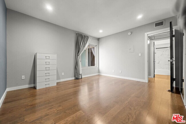 Building Photo - 141 S Clark Dr