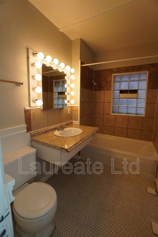 Building Photo - 935 E 8th Ave