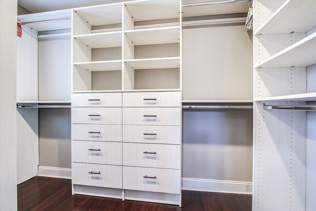 Building Photo - Gorgeous 5 BED + 3.5 Ba in Main House, 1 + 1 in BSMT, 1 + 1 above garage  in the Heart of Downtow...