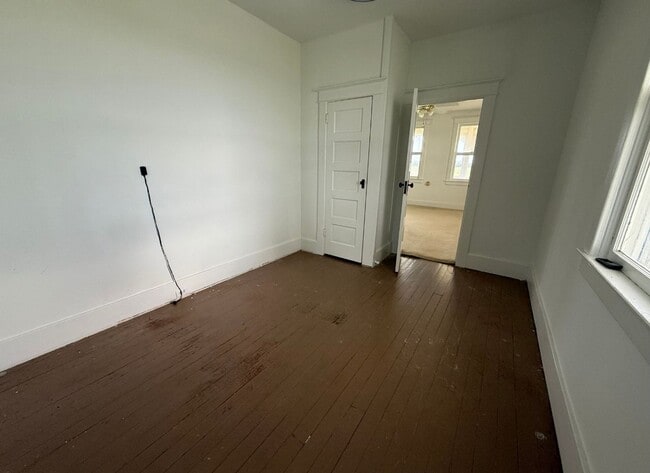 Building Photo - Charming Country Farmhouse in Elberta!