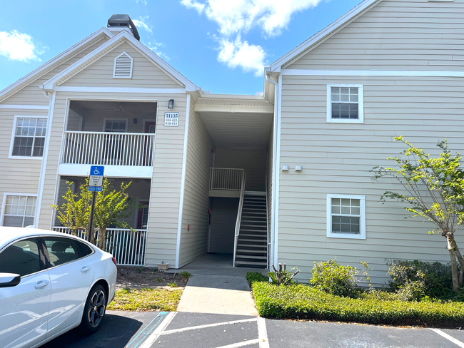 Building Photo - 2 Bed/2 Bath Condo, Gated security, Tons o...