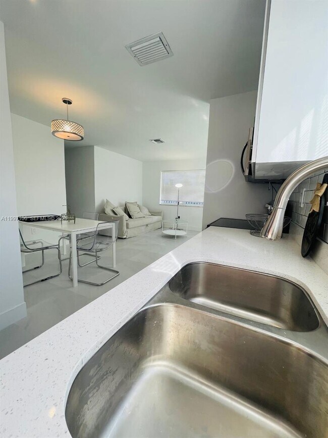 Building Photo - 1515 NE 110th St