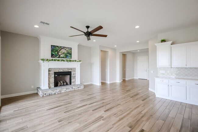 Building Photo - 1424 E Pedro Rd