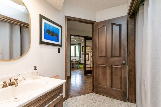 Building Photo - 5 Bed 3 Bath Home