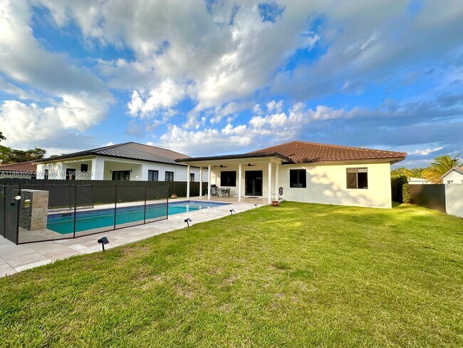 Building Photo - 15750 SW 90th Ave
