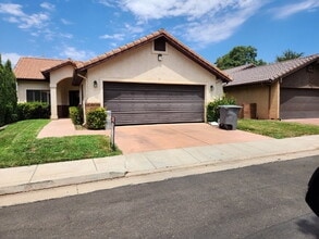 Building Photo - Beautiful home in well kept community