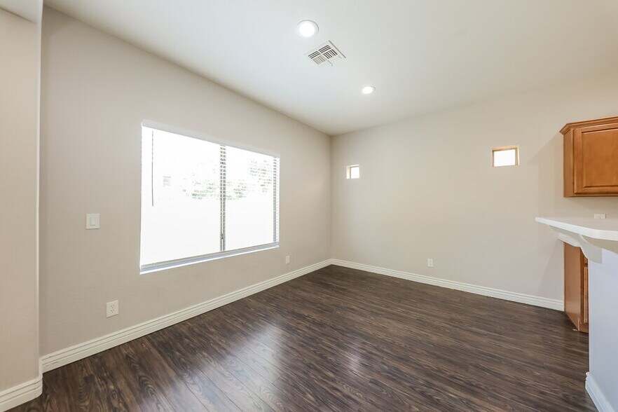 Building Photo - 17565 W Lundberg St