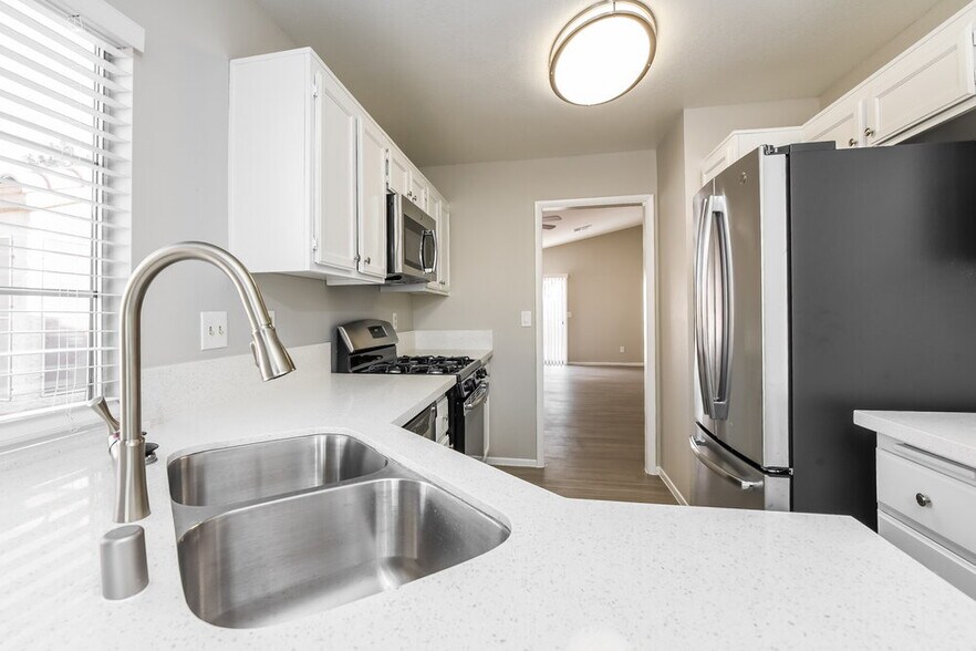 Building Photo - 7122 Knoll View Dr