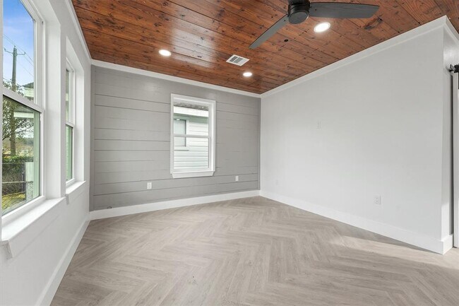 Building Photo - 5123 Avenue L