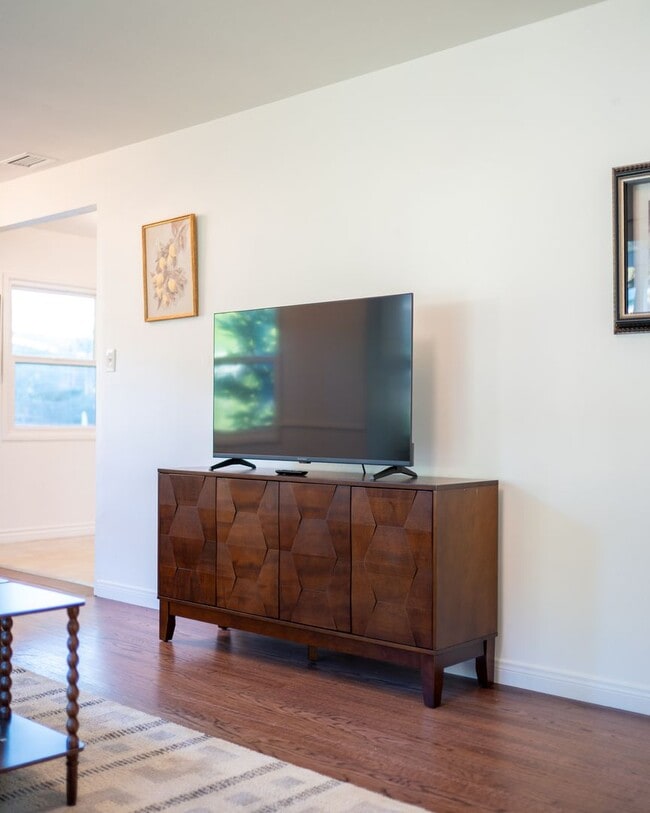 Building Photo - Charming Bungalow with King Size Bed