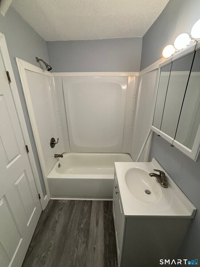 Building Photo - 409 Main St