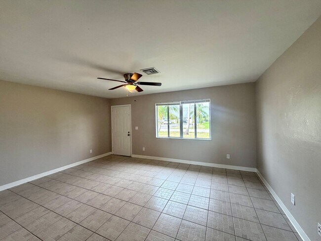 Building Photo - 712 SW 3rd Ct