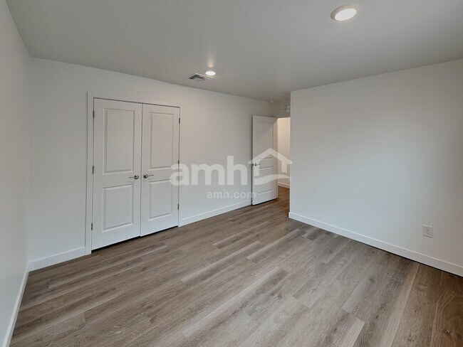 Building Photo - 9630 N Avenida Torcal