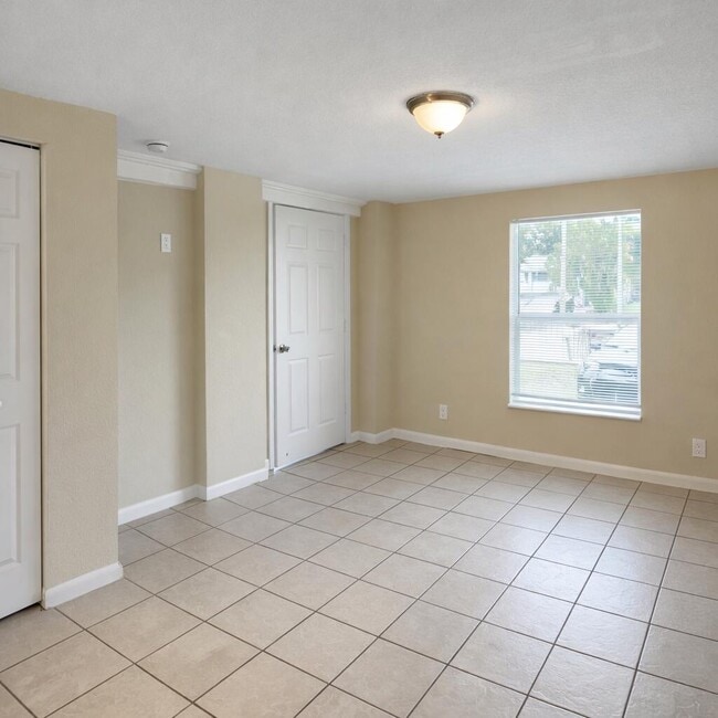 Building Photo - 1520 W 11th St