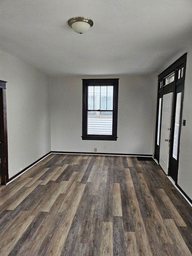 Building Photo - Remodeled 2 Bed house Available Now