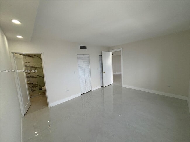 Building Photo - 999 Brickell Bay Dr